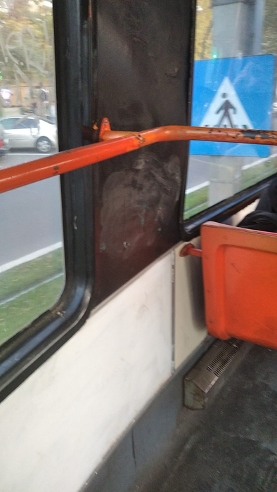 Scaunele sunt deteriorate, iar podeaua este plină de rugină / (sursă foto: Facebook)