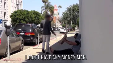 Clipul care a devenit viral! Un cerșetor oferă bani trecătorilor! Reacții halucinante ale acestora VIDEO