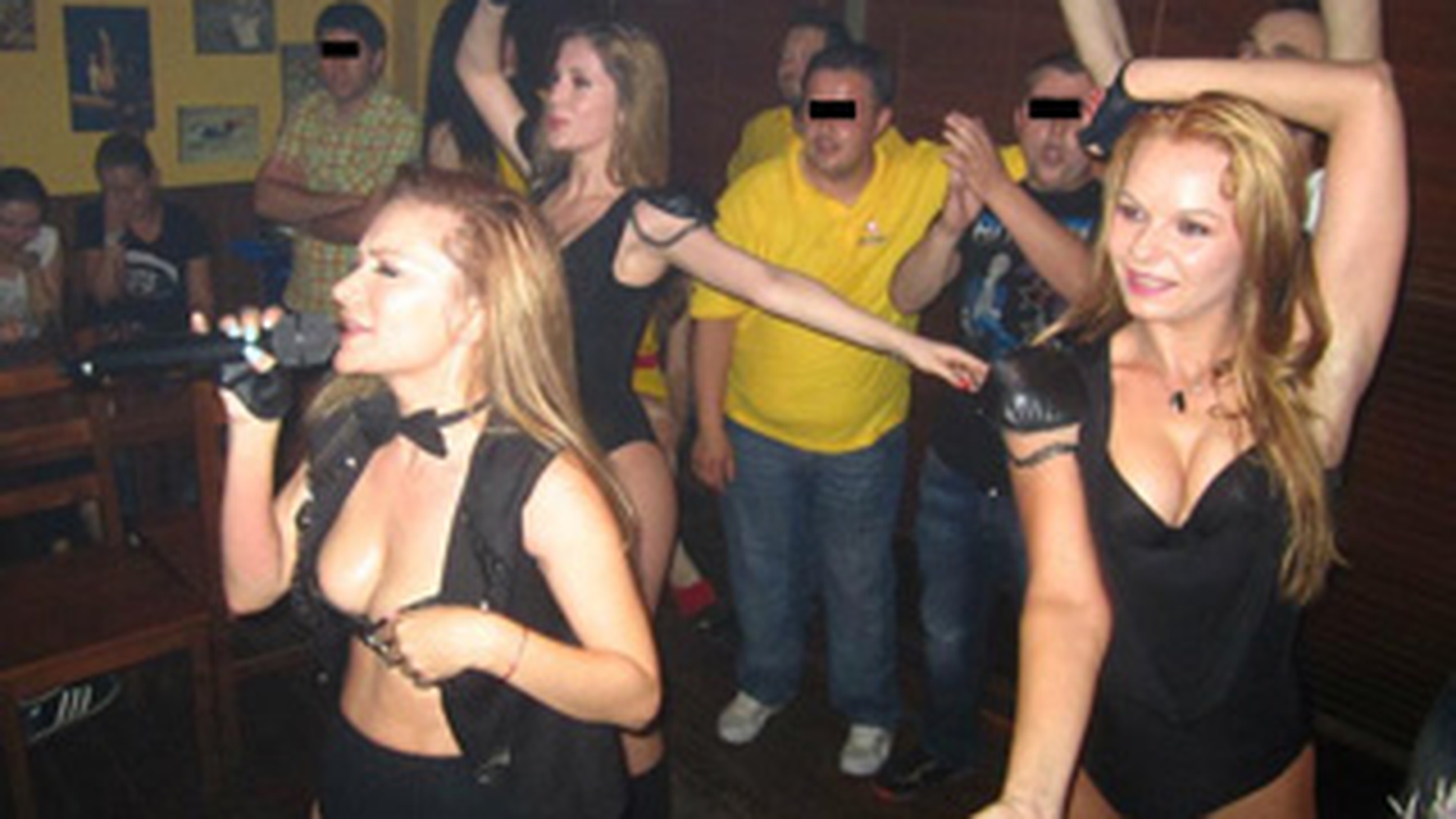 Andreea Antonescu s-a dezbracat in club in chiloti, pentru ca transpirase leoarca! Uite cum i-a distrat pe barbati!