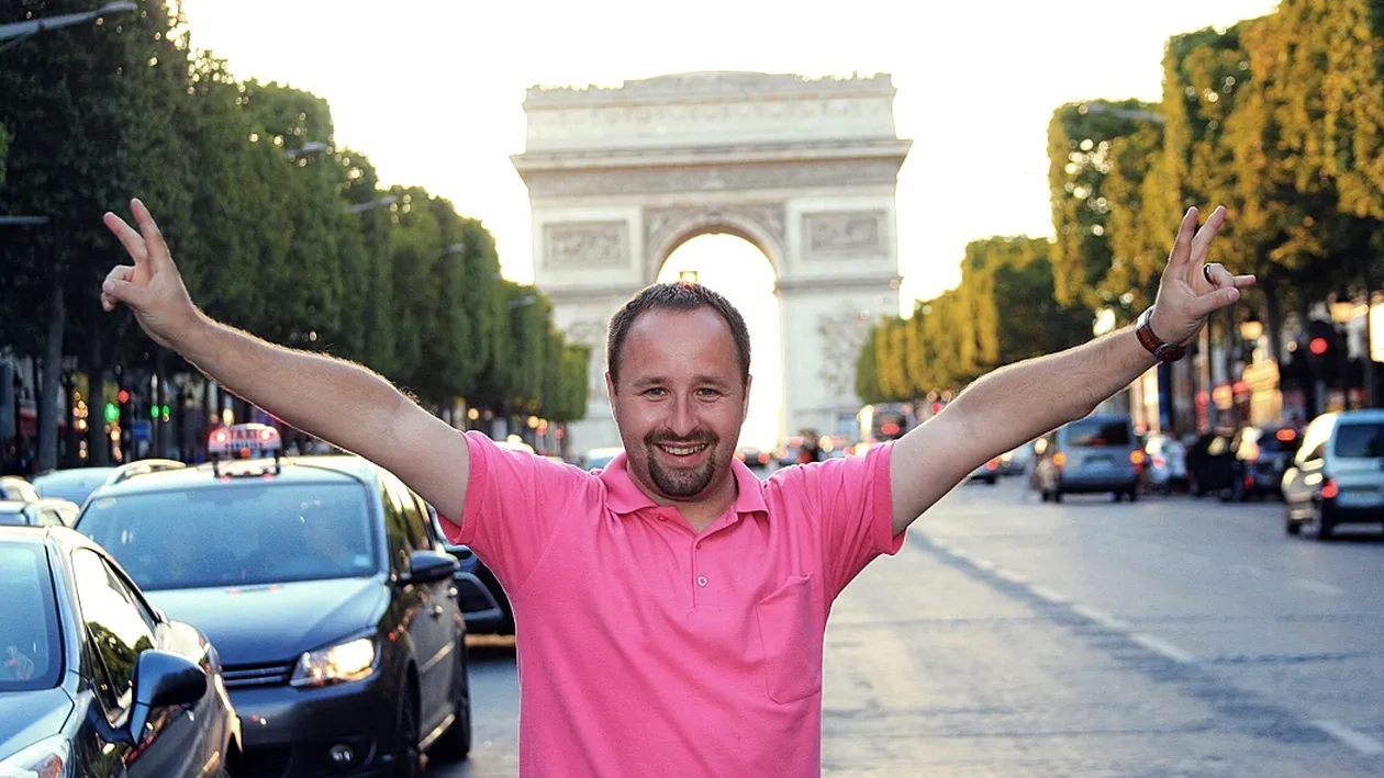 Are o colecţie impresionantă! I-a fotografiat pe Cioloş şi Bănică Jr. în timp ce...