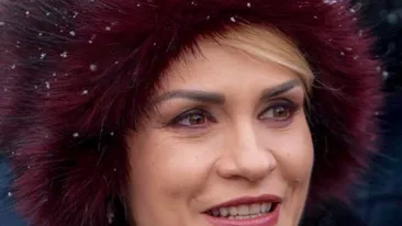 Gabriela Firea, pusă la zid din cauza căciulii pe care o purta! Primarul general a făcut precizări: ”Este cumpărată de la tarabă, aveau și...”