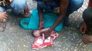 O fetiţă nou-născută a fost abandonată la gunoi de părinţi! Motivul halucinant pentru care au lăsat-o să o mănânce furnicile