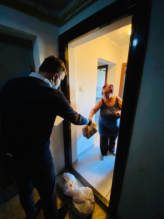 Sute de bătrâni au parte de hrană caldă, zilnic, datorită lor! Asociația Europa Verde vine în sprijinul tuturor celor neajutorați