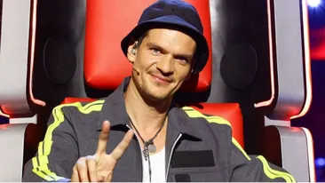 Asta nu s-a văzut la TV! Cu cine s-a sărutat Tudor Chirilă în culise la Vocea României. Totul a fost filmat, dar juratul de la PRO TV a oprit camera