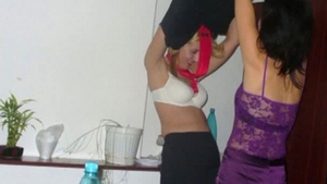 A dat o petrecere pe cinste la ea acasa, insa ce a urmat a devenit viral! O bruneta din Timisoara s-a dezbracat si…