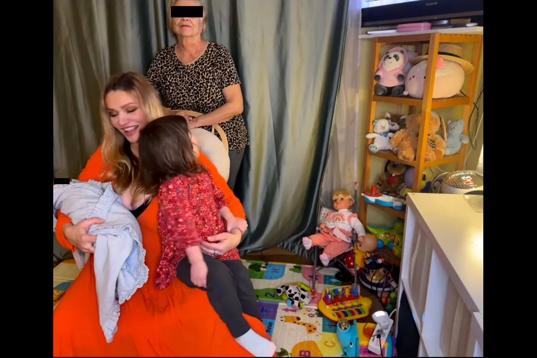 Cum arată apartamentul în care locuiește Cristina Cioran cu cei doi copii. În living are o zonă de joacă special amenajată pentru Ema și Max