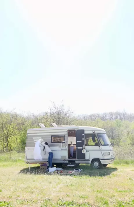 Cum arată autorulota de lux cu care călătorește Dana Rogoz. Are 2 paturi, o zonă de luat masa, dulapuri și sertare