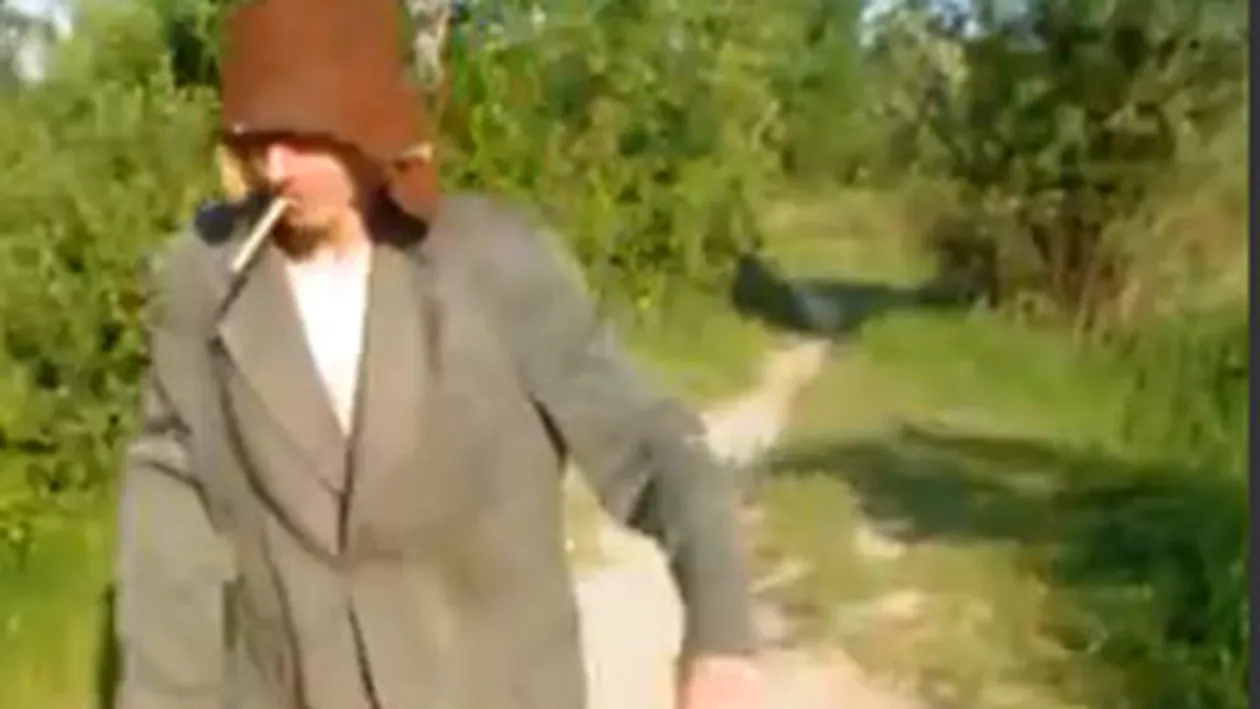 Cel mai dezechilibrat beţiv pe care l-ai văzut! Ăsta bate orice român care o să se înece în alcool la noapte!