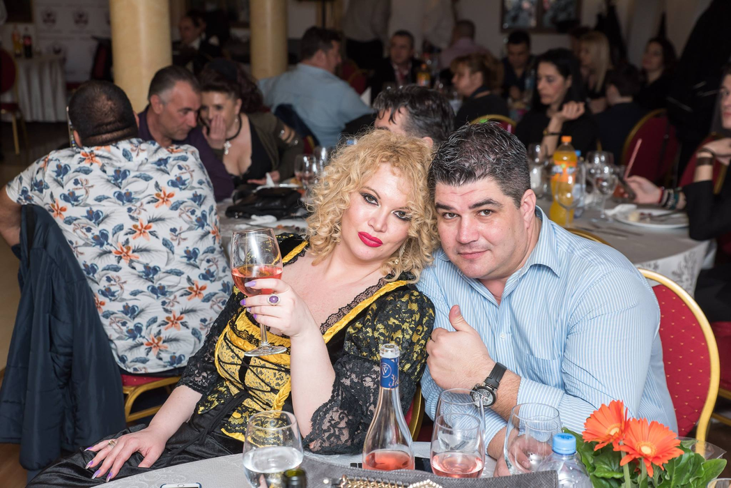 Oana Lis şi-a serbat cu mare fast aniversarea de 39 de ani!