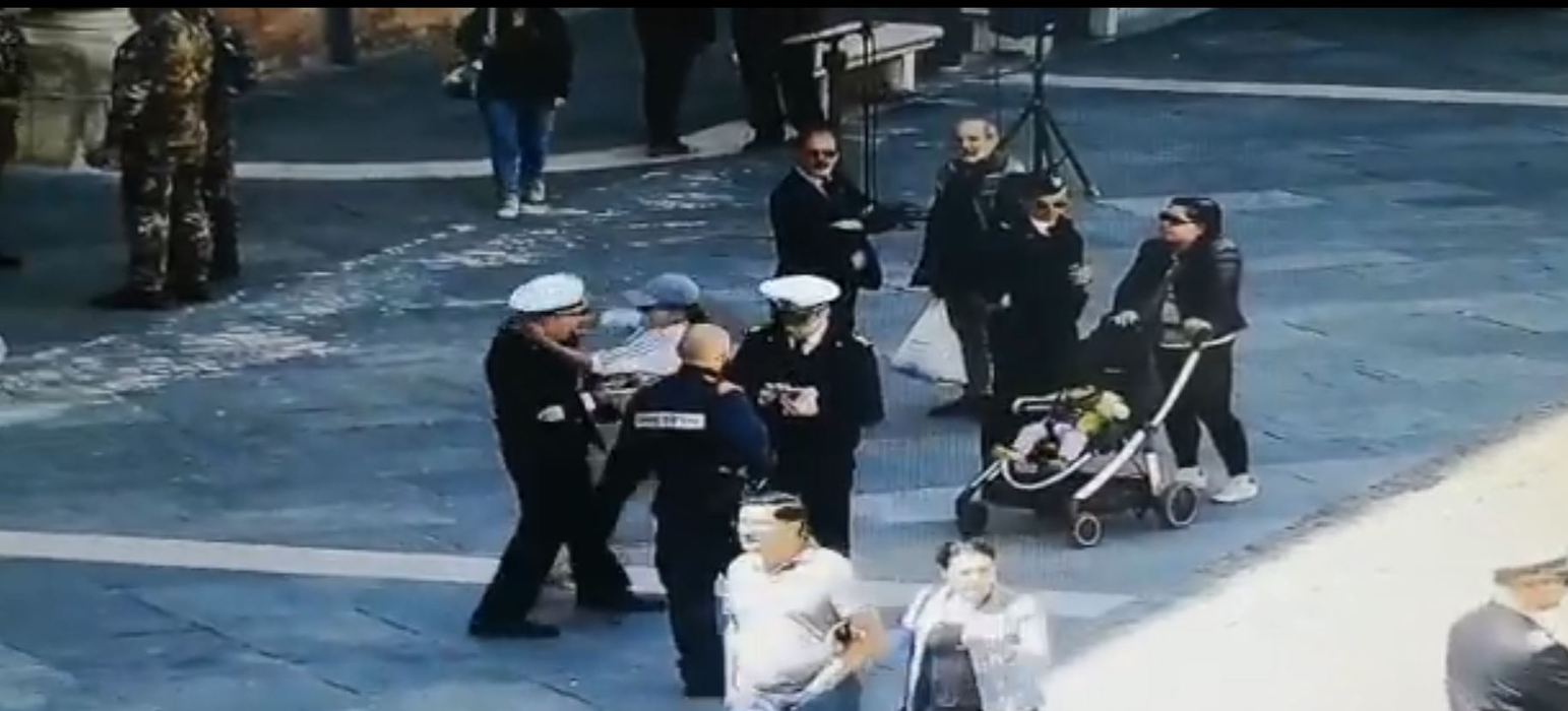 Imagini terifiante! O româncă înjunghie un ofițer italian cu un cuțit, în plină stradă + Mesajul uluitor al femeii pe Facebook VIDEO