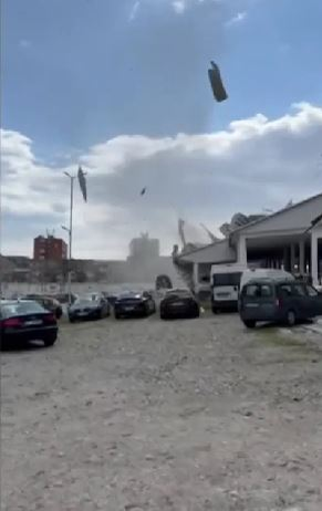 Un fenomen rar s-a produs în Râmnicu Vâlcea: un vârtej de vânt, asemănător unei tornade la scară mică, a distrus acoperișul unei parcări. sursă foto: captură video