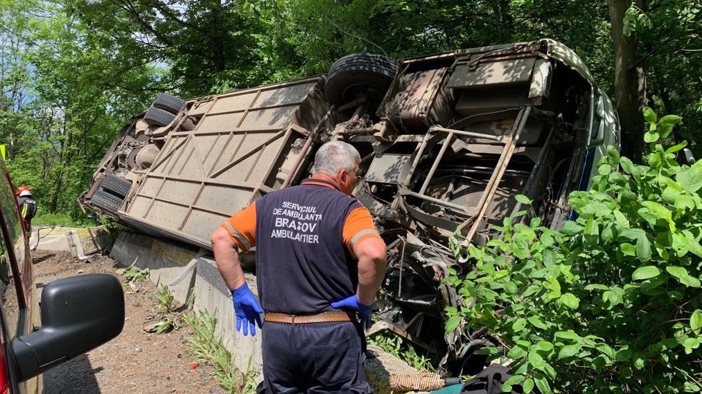 Un autocar cu 50 de copii și adulți s-a răsturnat pe DN 73, între Pârâul Rece și Râșnov. PLANUL ROȘU activat