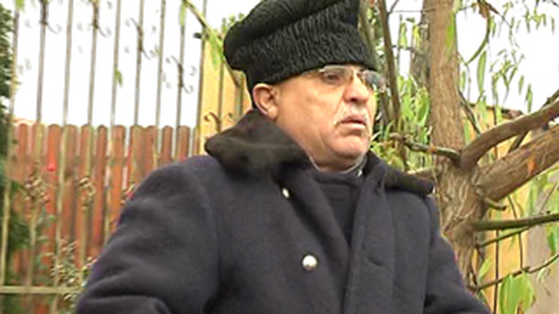 VIDEO Socrul vrajitoarei Vanessa, suparat foc ca s-a trezit cu mascatii la poarta! "M-au dus si sa le arat cavoul din cimitir"