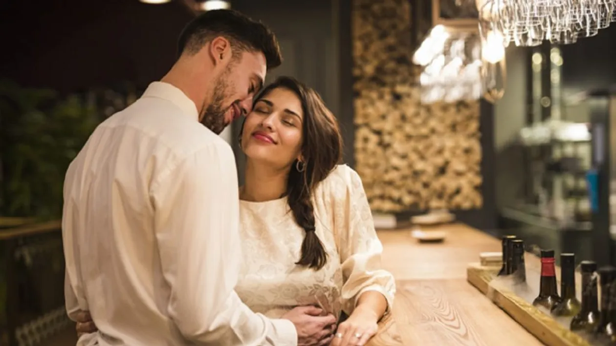 Bancul zilei | Un tip și o tipă se întâlnesc într-un bar, apoi merg la ea acasă