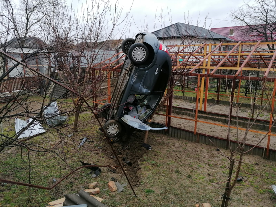 Mașina a rămas în poziție aproape verticală după impact