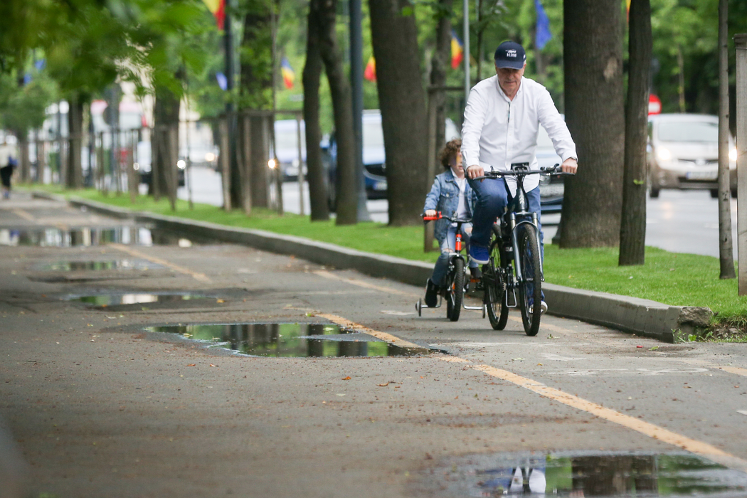 Călin Popescu Tăriceanu & juniorul s-au “întrecut” cu bicicletele pe Kiseleff