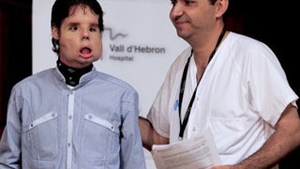 VEZI Aici cum arata barbatul caruia i s-a facut un transplant total de fata