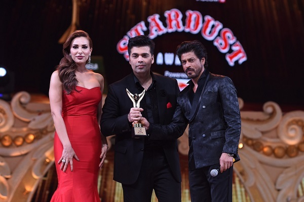 Deşi s-au ferit să fie văzuţi împreună, faptul că Iulia a prezentat un premiu alături de cel mai bun prieten al lui Salman Khan, celebrul actor Shah Rukh Khan (dreapta), este considerat drept un semn pozitiv de către presa indiană.