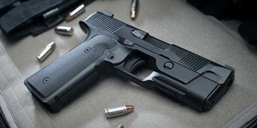 Autoritățile sunt în alertă! O tânără a găsit un pistol într-un tramvai