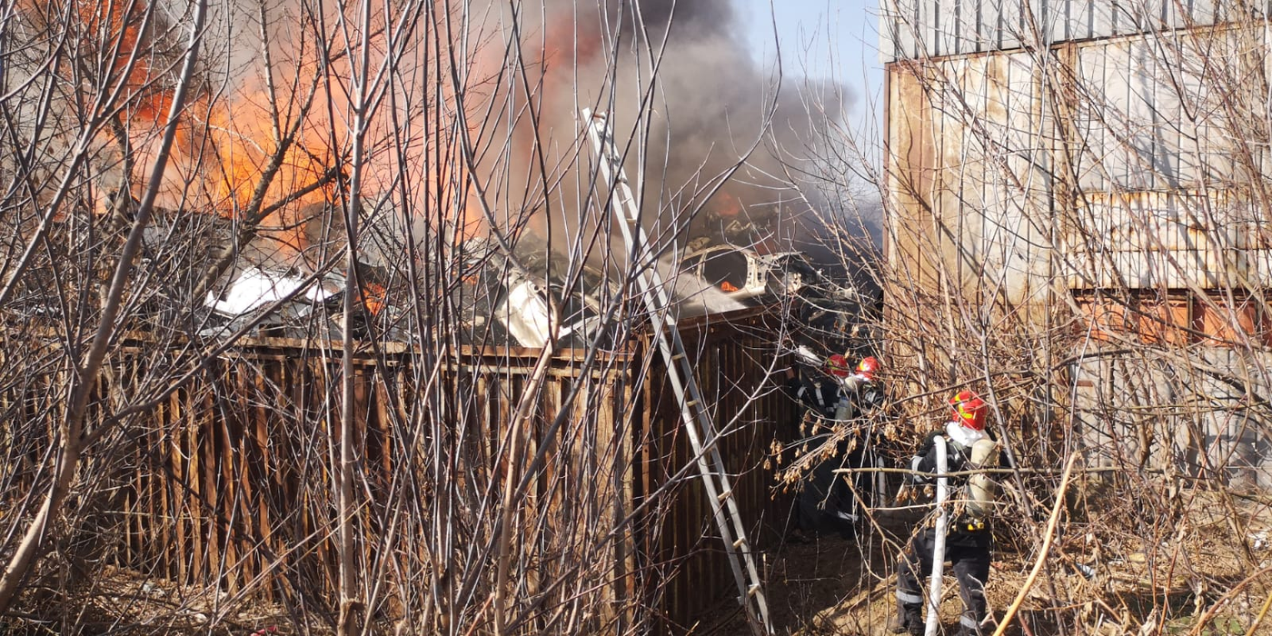 Incendiu puternic la un depozit de mașini din Voluntari! Autoritățile intervin de urgență