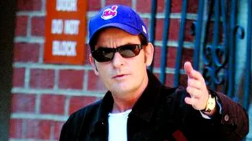 Charlie Sheen scapa de dependenta de sex cu... sex