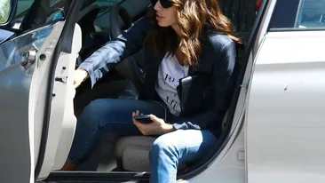 Cum au reacţionat şoferii când au văzut ce face fosta iubită a lui Tudor Chirilă! Andreea Raicu a oprit la semafor şi...