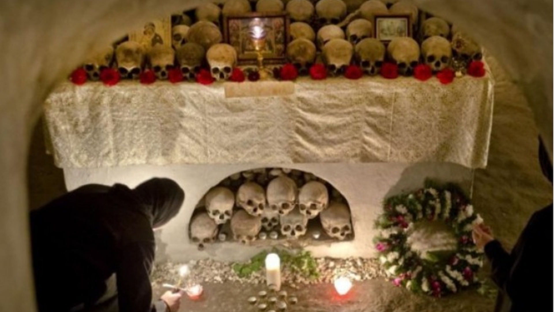 Ritual macabru intr-o manastire de langa Bucuresti! Maicutele se roaga la cranii in noaptea de Inviere!