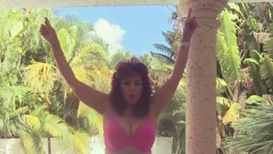Carmen Harra, în costum de baie la 65 de ani: ”Am curajul să pun...” Ce mesaj le-a trimis siliconatelor