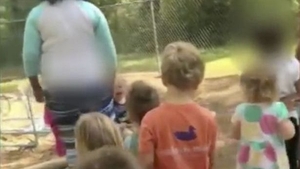 Educatoarea a pus copiii sa se bata cu pietre. Ce i-a facut unui baiat care a refuzat sa se supuna. Imagini VIDEO ireale, de la gradinita