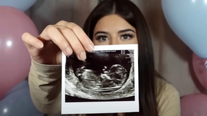 Surpriză în showbiz! Tânăra cântăreață a rămas gravidă la doar 19 ani. A ținut totul secret până acum