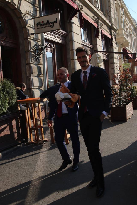 George Burcea e un tătic grijuliu şi a avut grijă ca fiica lui să nu stea la petrecere fără jucăriile preferate
