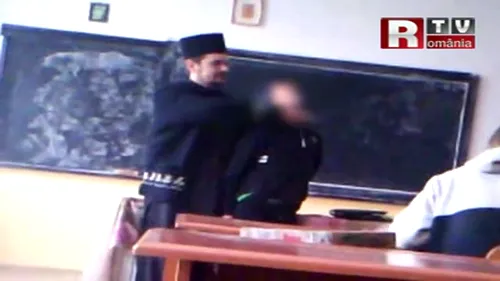 Imagini incredibile! Un preot din Suceava a fost filmat în timp ce-i aplica o corecţie chinezească unui elev în faţa clasei!