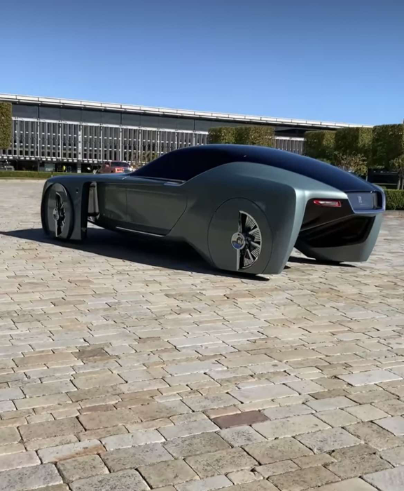 Rolls Royce 103 EX, imagine de la spate. Foto: Captură Instagram