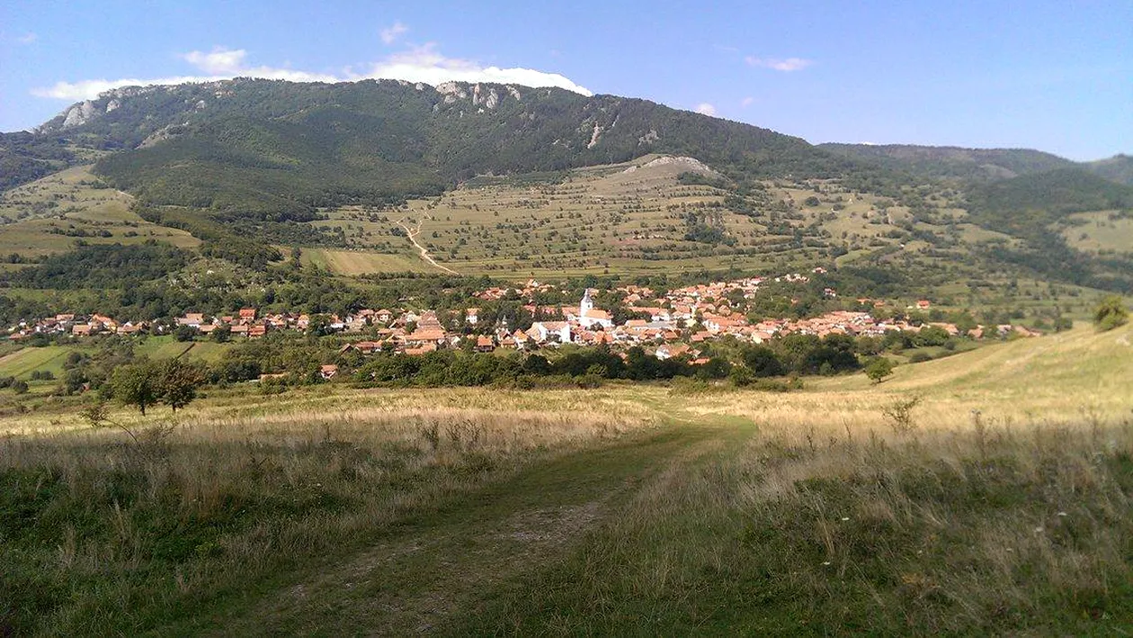 Nu, nu este Elveţia! Cum arată satul din judeţul Alba pe care străinii se înghesuie să-l viziteze, iar românii nu au habar de el