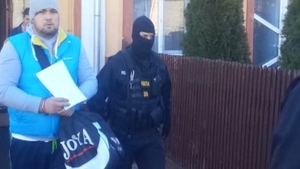 Procurorii au dat lovitura! Fostul iubit al unei cantarete de la noi, ridicat de mascati intr-un dosar privind traficul de droguri