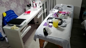 Afacerea ilegală prin care făcea bani, în apartamentul ei, o româncă stabilită în Italia