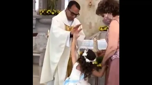 Preotul a vrut s-o binecuvânteze, fetița a bătut cuba cu el! Imaginile care au devenit virale
