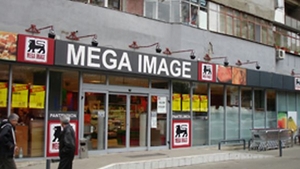 Alertă cu bombă într-un magazin Mega Image! Oamenii au fost evacuaţi de urgenţă