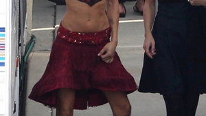 Elisabetta Canalis danseaza pe unde apuca