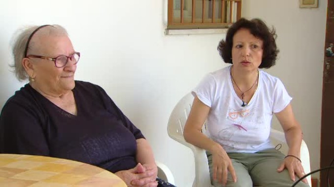 Româncele care îngrijesc bătrâni în Italia se luptă cu depresia
