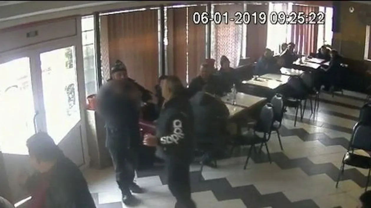 Scandal monstru într-un bar din Vâlcea. Mai mulți oameni au fost amenințați cu cuțitul