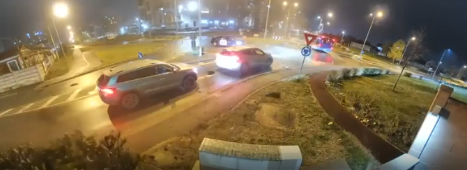 Accident uluitor în Oradea! A zburat ca o rachetă peste sensul giratoriu: ce s-a întâmplat cu șoferul
