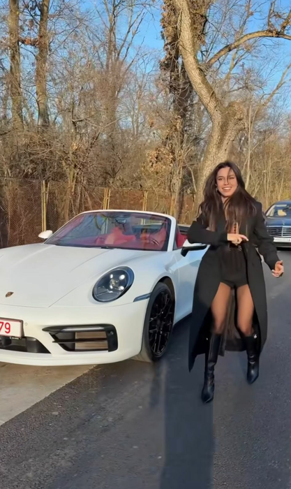 Mira şi-a făcut cadou un bolid de lux. Foto: Instagram