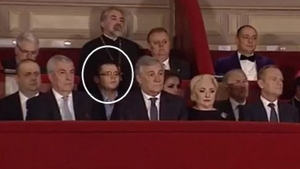 Singurul fără cravată și deschis la cămașă la festivitatea de la Ateneu! Ce a căutat fiul Vioricăi Dăncilă în prim planul evenimentului de ieri??