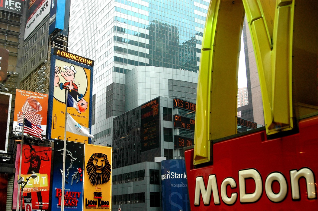 Singurul restaurant McDonald’s din lume cu logo turcoaz. De ce locația a renunțat la galben