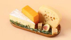 Brânzeturile, pericol ascuns pentru sănătate. Ce riscuri aduc microplasticele din produsele lactate pentru organism