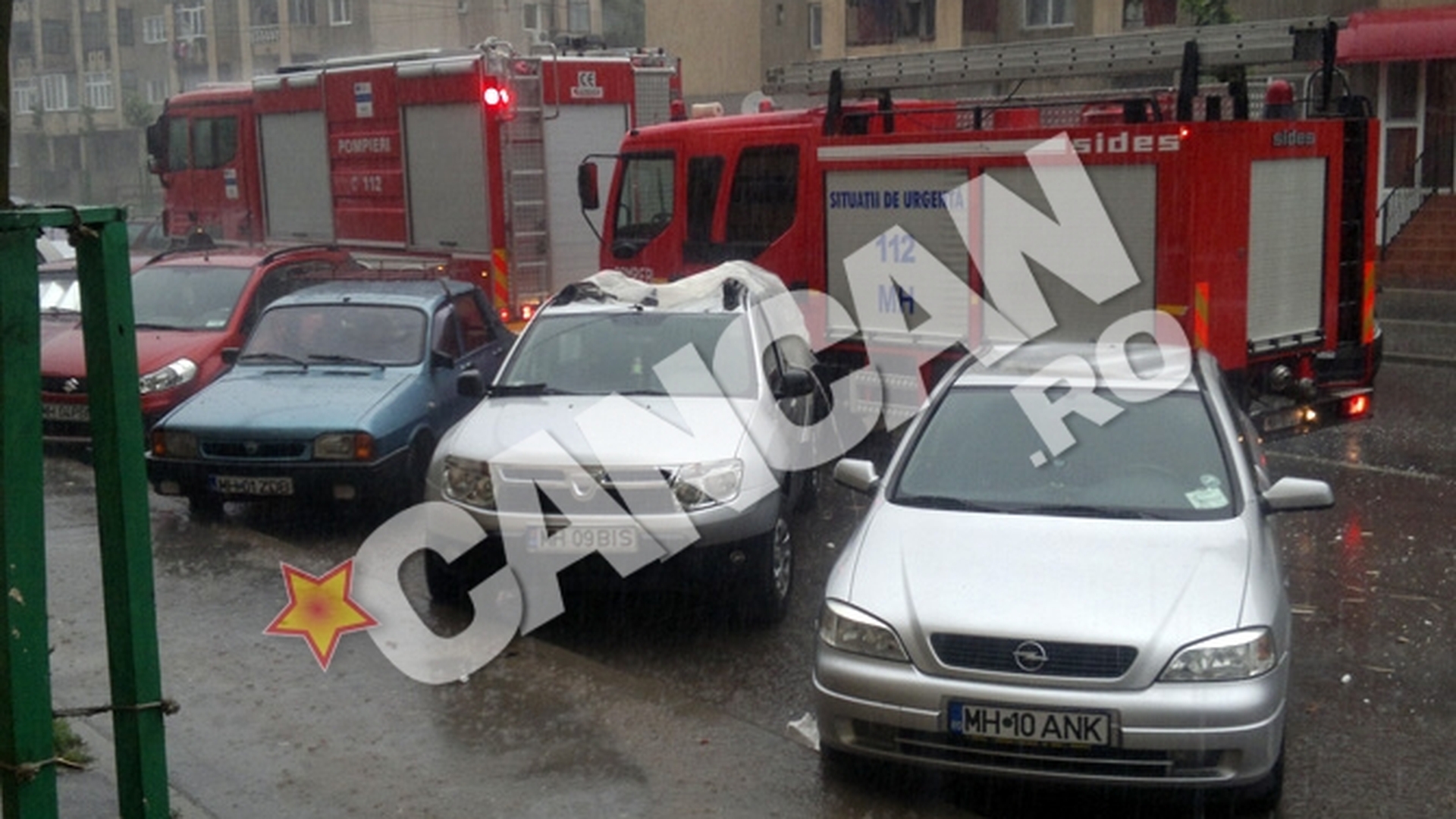 Patru autoturisme distruse de furia naturii! Acoperisul unui bloc a cazut peste 4 masini