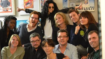 FOTO Inna se distreaza de minune in Franta! Vezi cati barbati o inconjoara dupa concerte!