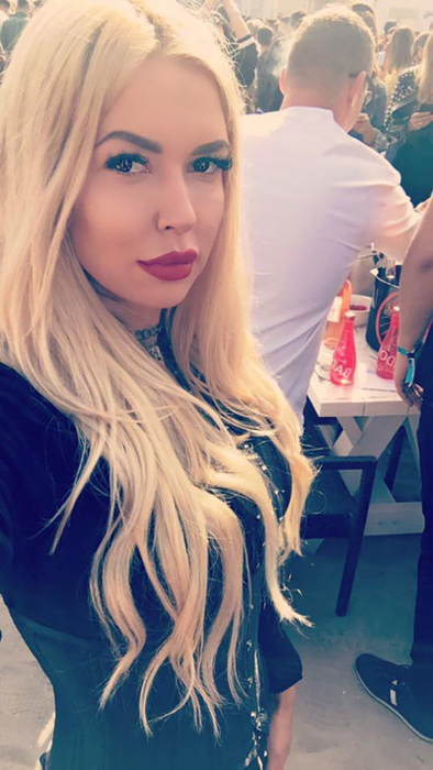 Georgiana este hostesă la un cazinou din Capitală