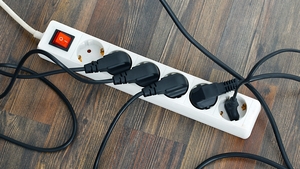 Ce electrocasnic trebuie scos din priză peste noapte? Consumă mai mult decât crezi